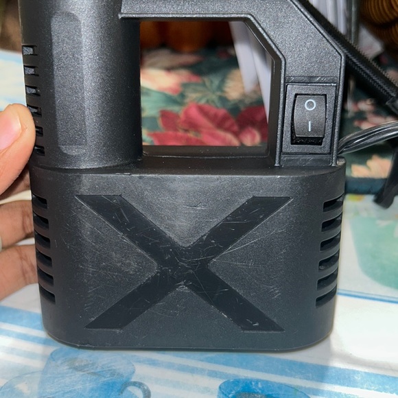 Mini air compressor - Picture 1 of 4